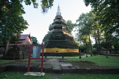 WAT Che Di Luang önce güneş ile açık gökyüzü ayarla.