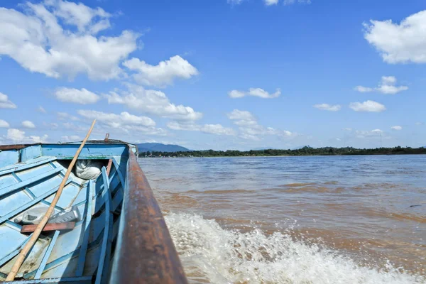 Vista dalla barca nel fiume Mae Khong con un bel cielo — Foto Stock