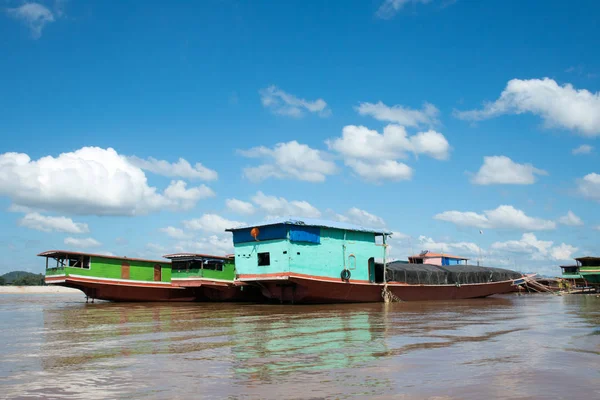 Parque de transporte de Laos en Ton Phung Dock en Laos, Khong River, L — Foto de Stock