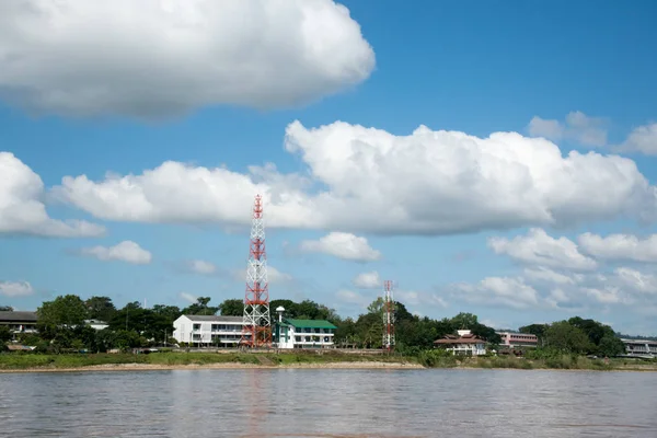 Vista desde el barco en la frontera del río Mea Khong de Tailandia y Laos . — Foto de Stock