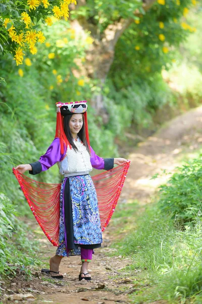 Красивая азиатская юная Лаху племя платье по обычаю в Мексике подсолнечное поле с счастливой жизнью . — стоковое фото