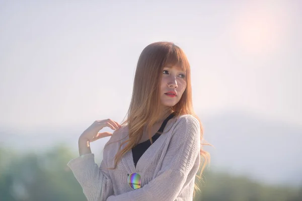 Retrato de hermosa rubia pelo largo asia dama en el estilo de moda — Foto de Stock