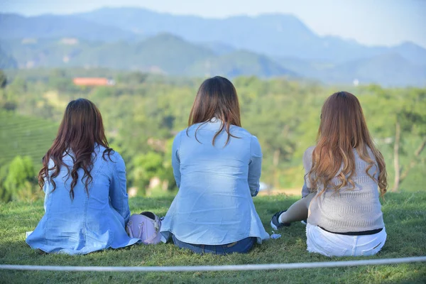 Tres mujeres jóvenes vistas por detrás mientras usan vestido casual — Foto de Stock