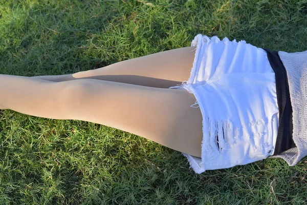 Il luppolo e le gambe in jeans e gambe appartengono alla bella ragazza  . — Foto Stock