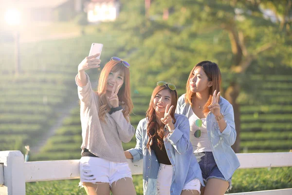 Estilo de vida ensolarado imagem de melhor amigo meninas tomando selfie em veio — Fotografia de Stock