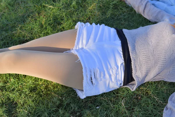 Hop y piernas en jeans y leging pertenece a hermosa chica  . — Foto de Stock