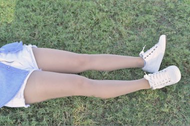 Hop ve bacaklarda kot pantolon ve leging ait güzel bir kızla .