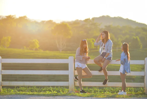 Grupo de chicas jóvenes pasando el rato en el parque juntas — Foto de Stock