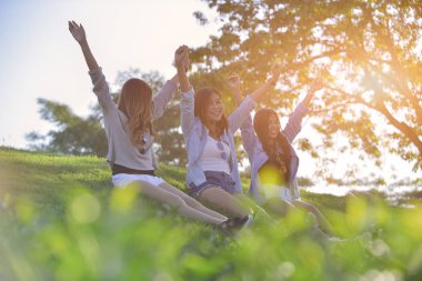 tatil ve Turizm, dostluk kavramı - güzel kızlar o yatıyordu
