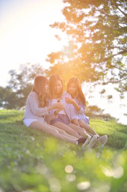 Gülüyor ve cep telefonu arıyorum arkadaşlar