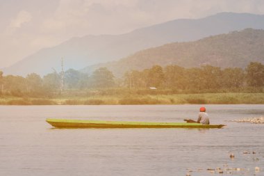 Çocuk oturup river Bay eski tekne Park.