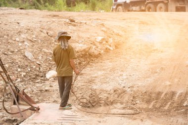 İşçi duba üzerinde tutun öngerilmeli beton tel duba gittiğinde