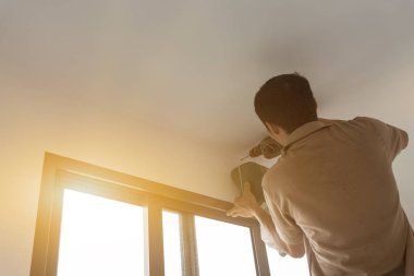İnşaat işçisi Oluşturucusu kalıp yüklenirken CEI için