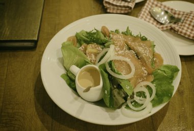 balık salata: ızgara somon ve sebzeler üzerinde ahşap masa