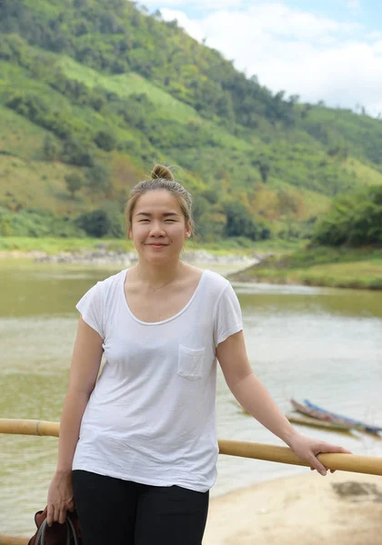 Arka plan, rahat nehirde ile Asya genç bayan elbise, co seyahat