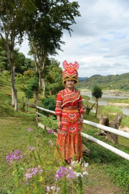 Belirsiz Mong kabile genç kadın geleneksel giysileri ile ve