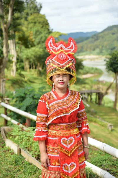 Unbekannte Mong-Stamm junge Frau mit traditioneller Kleidung und — Stockfoto