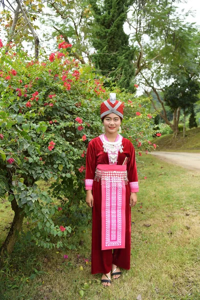 Porträt unbekannter h 'mong Mädchen in traditioneller Kleidung — Stockfoto
