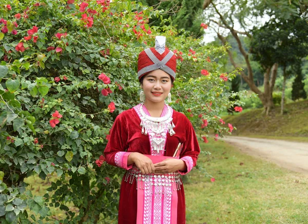 Portrait of Unidentified H'mong girls wearing traditional dress — Stock Photo, Image