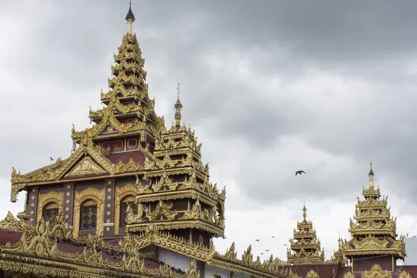 Felső tető Shwedagon pagoda, némely madarak szívében, Yangon, Mianmar — Stock Fotó