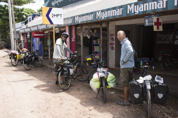 Two men park bikes in front of shop on the way to Myanmar. — Stock Photo, Image