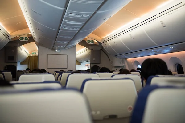 Пассажиры сидят в полете во время путешествия за границу на самолете . — стоковое фото