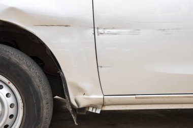 Araba çizik boya, araba kazası için derin hasarı ile üzerinde