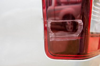 Araba çizik boya, araba kazası için derin hasarı ile üzerinde