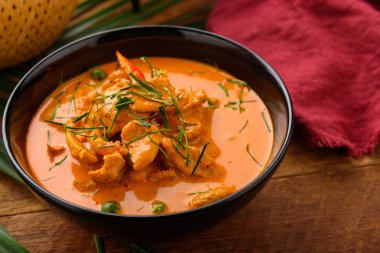 Eski malzemeler ile bir tavada Köri soslu tavuk 