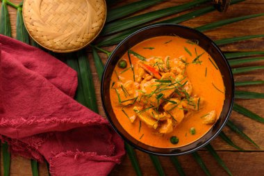 Eski malzemeler ile bir tavada Köri soslu tavuk 