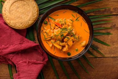 Eski malzemeler ile bir tavada Köri soslu tavuk 