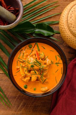 Eski malzemeler ile bir tavada Köri soslu tavuk 