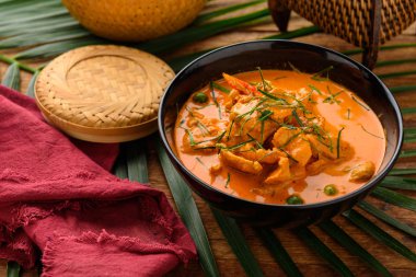 Eski malzemeler ile bir tavada Köri soslu tavuk 