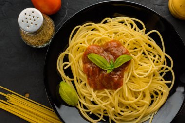 Spagetti domates sosu ve onların malzemeleri çevresinde. Ayarlamak