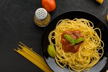 Spagetti domates sosu ve onların malzemeleri çevresinde. Ayarlamak