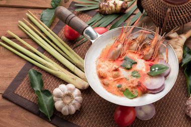 Tom Yum çorba ya da tom yum goong, Tay geleneksel baharatlı karides 