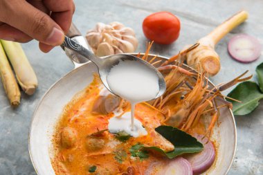 Tom Yum çorba ya da tom yum goong, Tay geleneksel baharatlı karides böylece