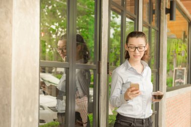 Yarım Tay yarım Amerikan tutun iphone sağ el ve cam h