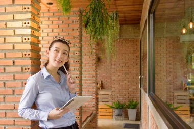 Tablet Pc touchpad ile tutan iş kadın. Genç karışık yarış