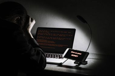 Masaüstü ekran, defter ve akıllı Wannacry ransomware saldırı