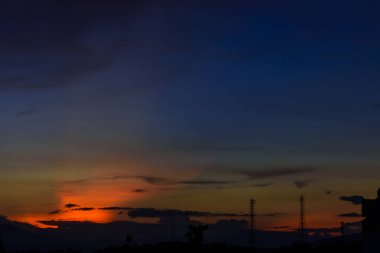 Dusk turuncu ve derin blu ile şehirde üzerinde dramatik alacakaranlık gökyüzü