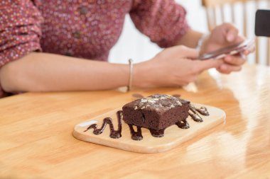 Brownie kek ile mevsimlik iki parçası üzerinde seçici odak u eller