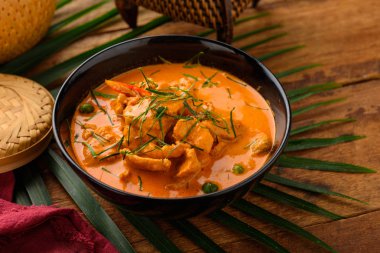 Eski malzemeler ile bir tavada Köri soslu tavuk 