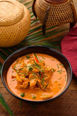 Eski malzemeler ile bir tavada Köri soslu tavuk 