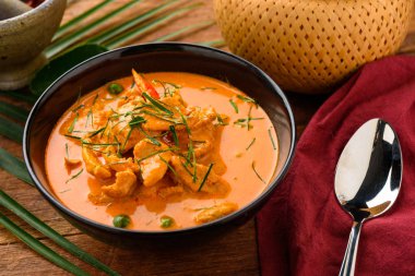 Eski malzemeler ile bir tavada Köri soslu tavuk 