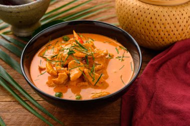 Eski malzemeler ile bir tavada Köri soslu tavuk 