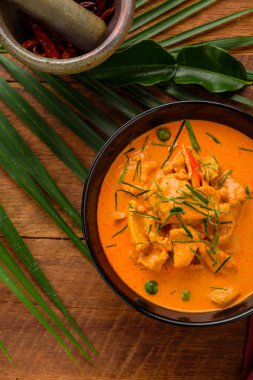 Eski malzemeler ile bir tavada Köri soslu tavuk 