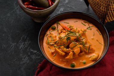 Eski malzemeler ile bir tavada Köri soslu tavuk 