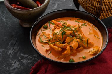 Eski malzemeler ile bir tavada Köri soslu tavuk 