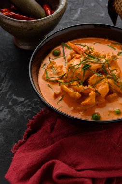 Eski malzemeler ile bir tavada Köri soslu tavuk 